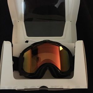Brand new Oakley twisted snow goggles.